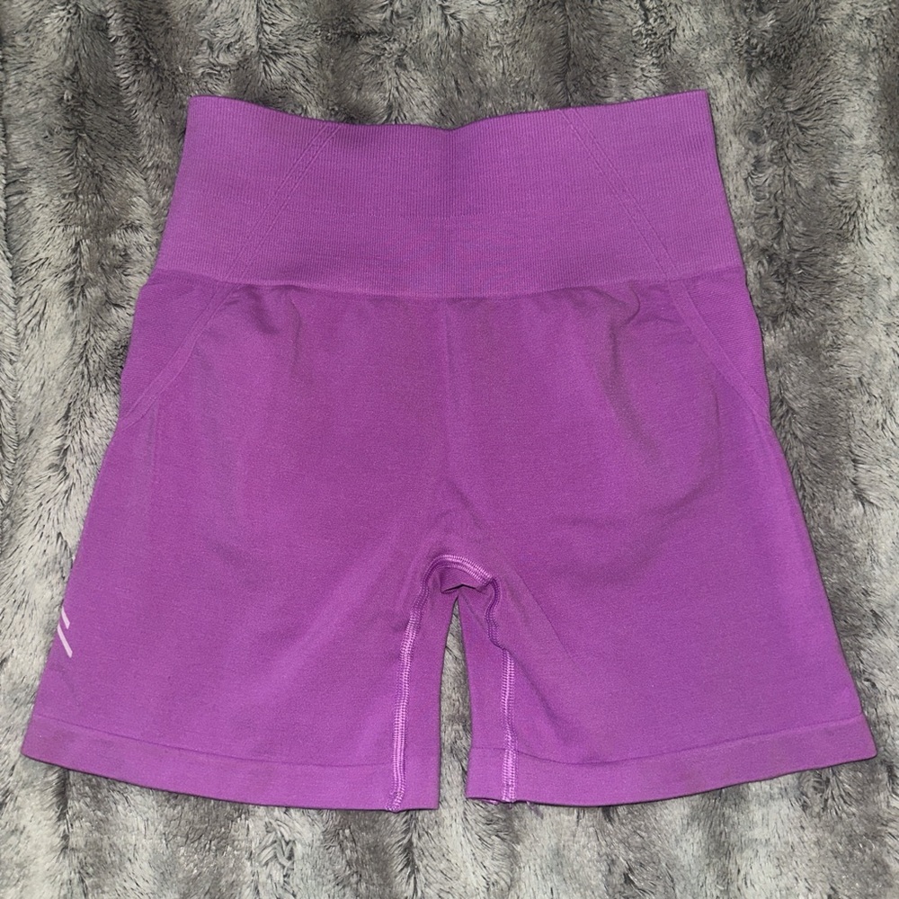 LIKE NEW women’s small orchid purple ‘Oneractive’ seamless shorts
